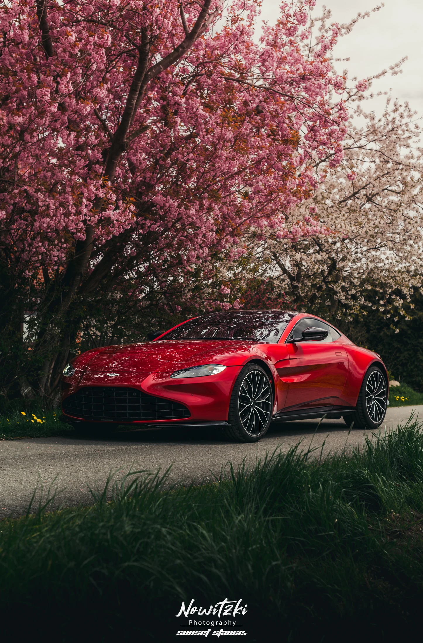 Aston Martin Vantage – Dach, Zierleisten und Spiegelkappen in Schwarz foliert