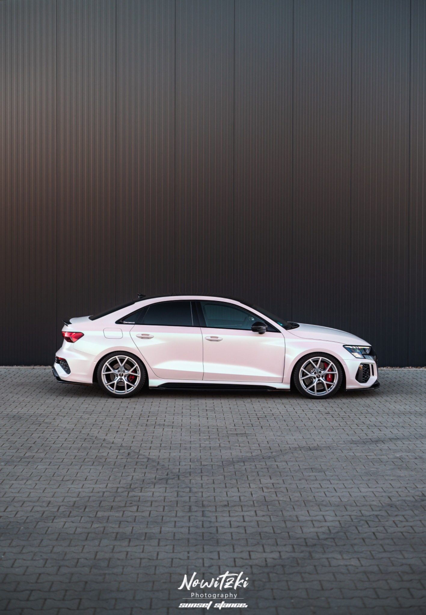 Audi RS3 in Matt Aurora als vollständige seitliche Fahrzeugansicht