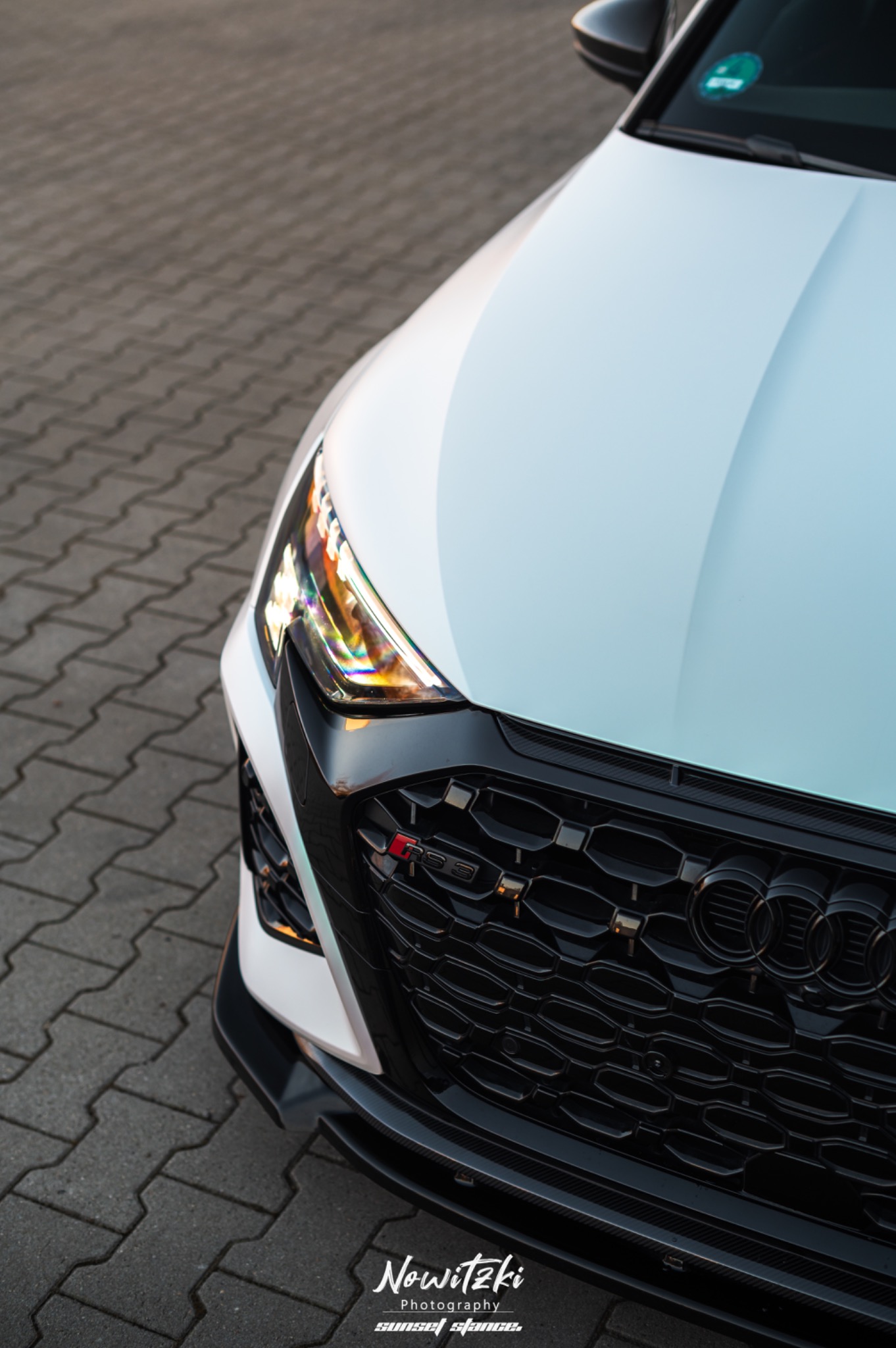 Frontdetail des Audi RS3 in Matt Aurora mit Scheinwerfer und Kühlergrill