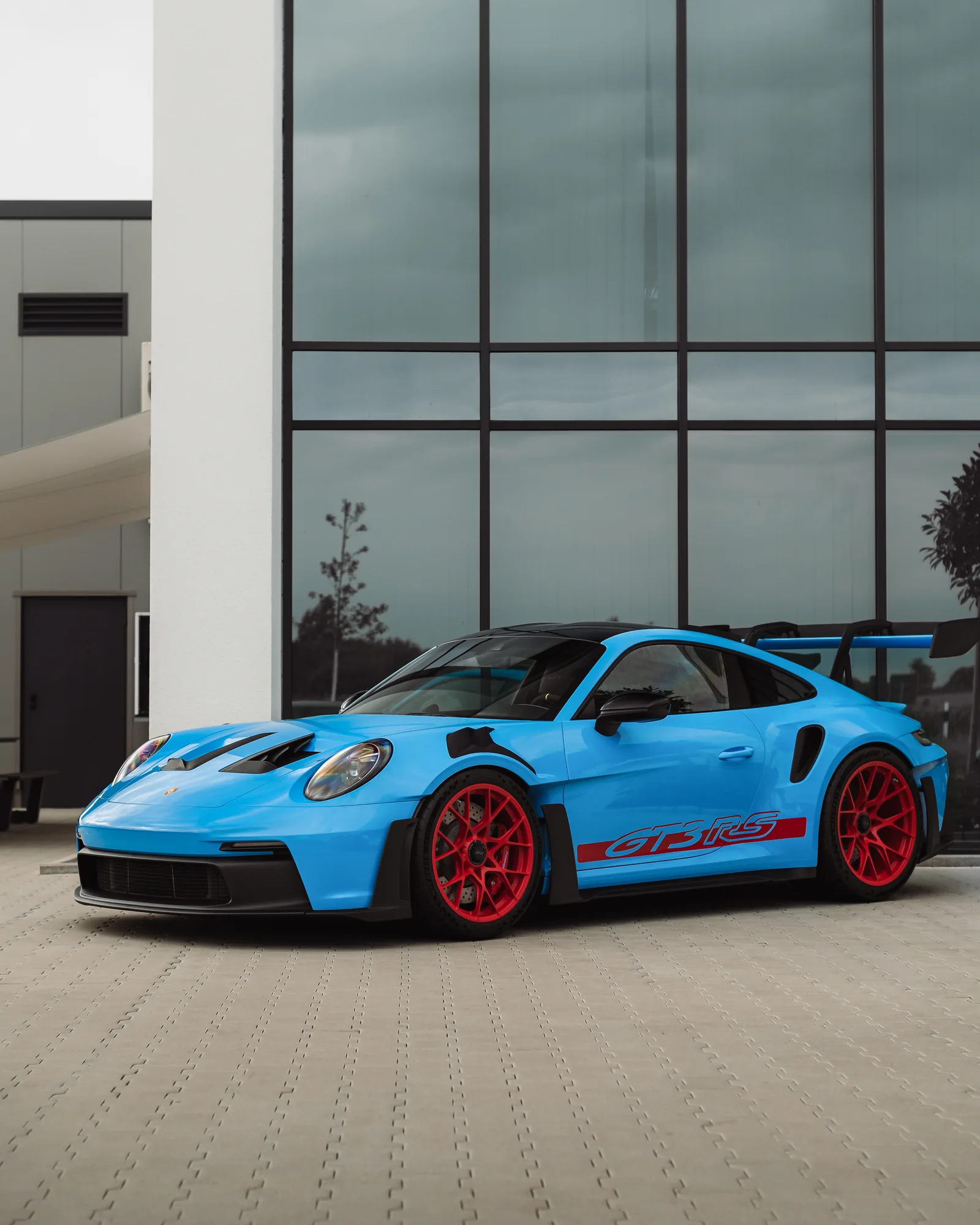 Porsche 911 GT3 RS mit lichtblauer Vollfolierung in der Gesamtansicht