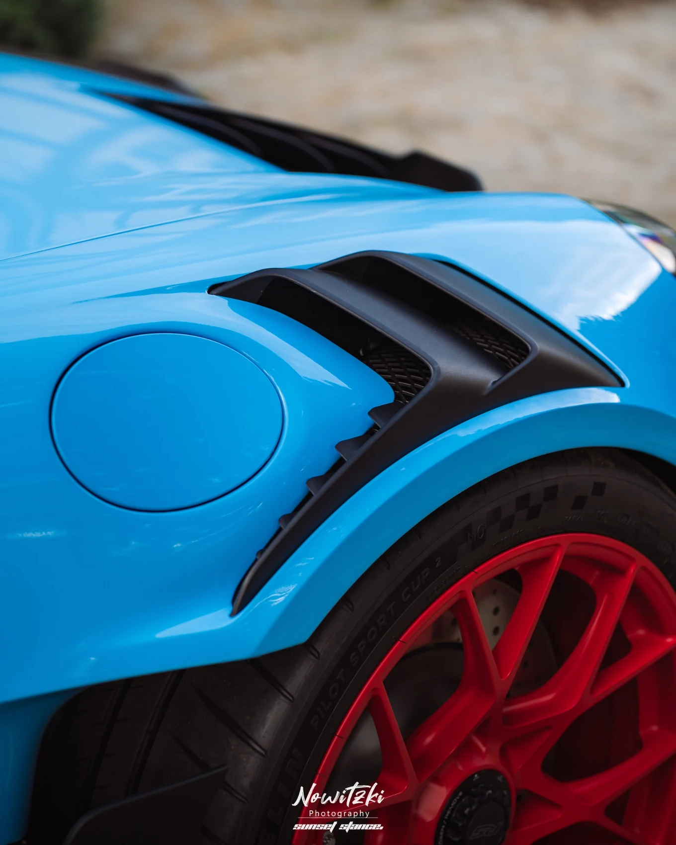 Porsche 911 GT3 RS in Lichtblau: Detail von Kotflügel, Radlauf und roter Felge